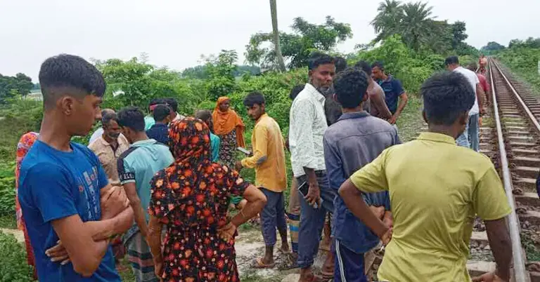 দুর্ঘটনার পর রেললাইনের উপর এলাকাবাসীর অবস্থান